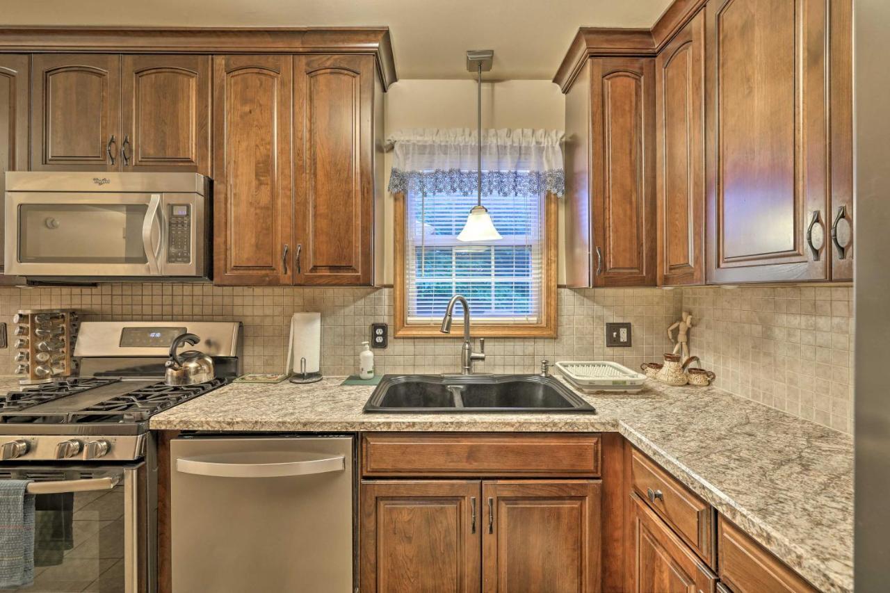 Spacious Tobyhanna Home With Lake Access And Fire Pit! Exteriör bild
